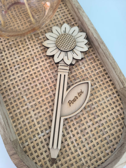 🌸 Crayon Fleur en Bois Personnalisable – Cadeau de fin d'année scolaire