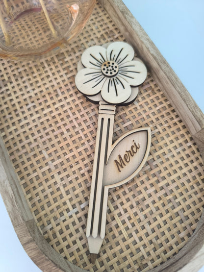 🌸 Crayon Fleur en Bois Personnalisable – Cadeau de fin d'année scolaire