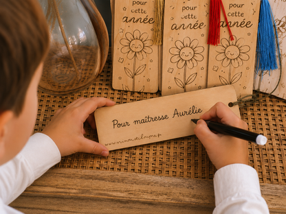 📖 Marque-page en bois à personnaliser – Merci pour cette année
